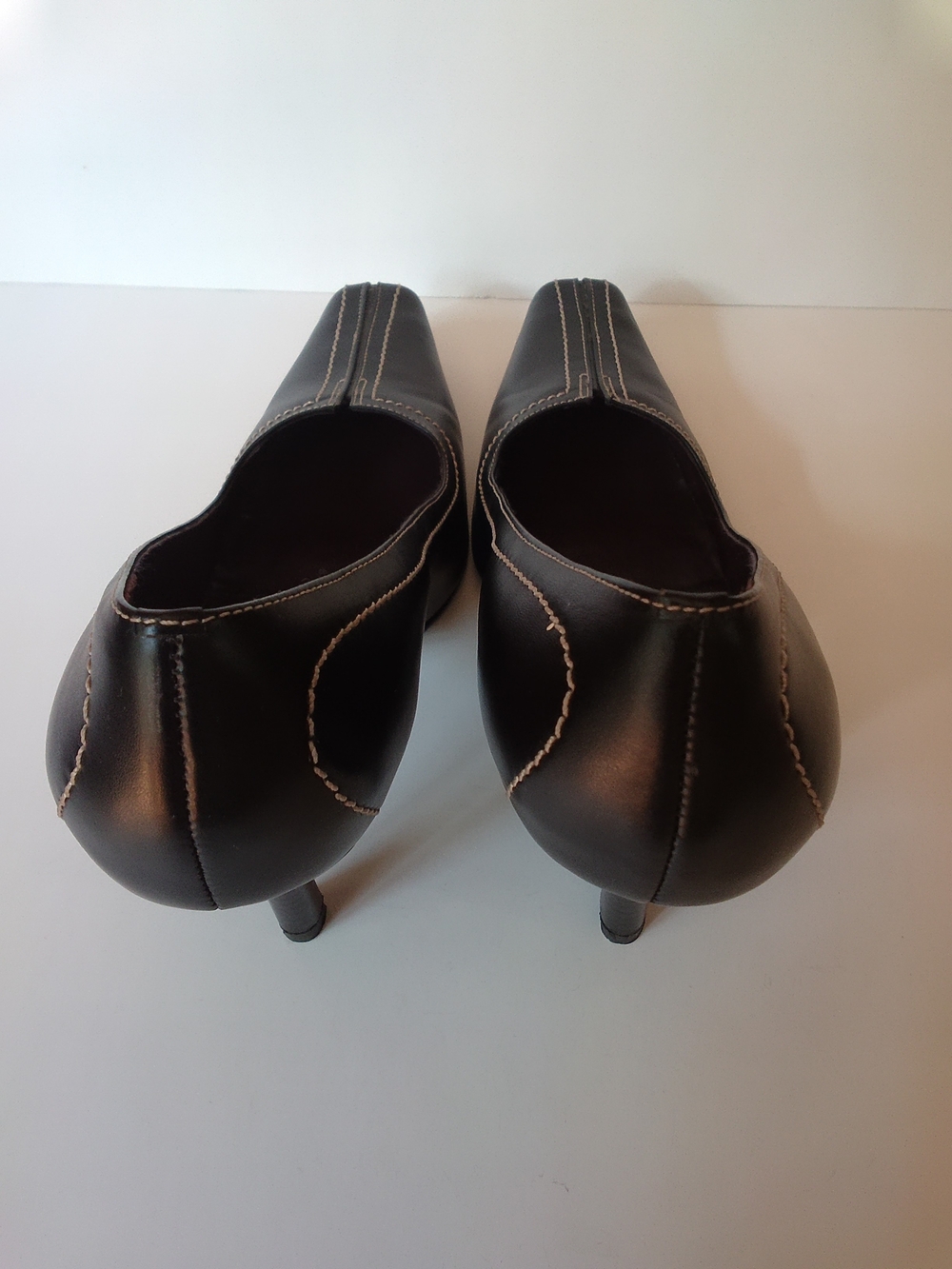 Black Women's Leather Pumps with Contrast Stitching - Picture 6 of 6